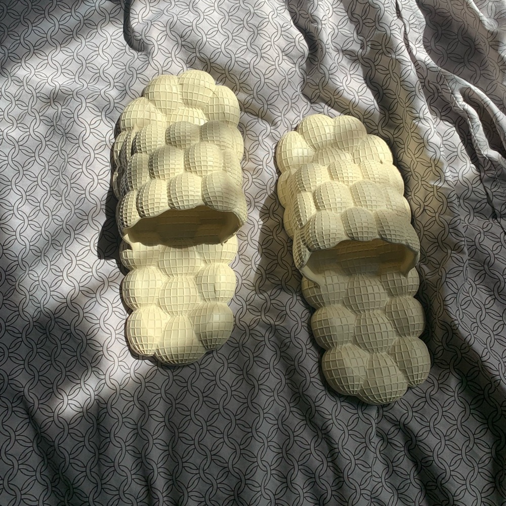 Shein single band bubble slides in beige size 10